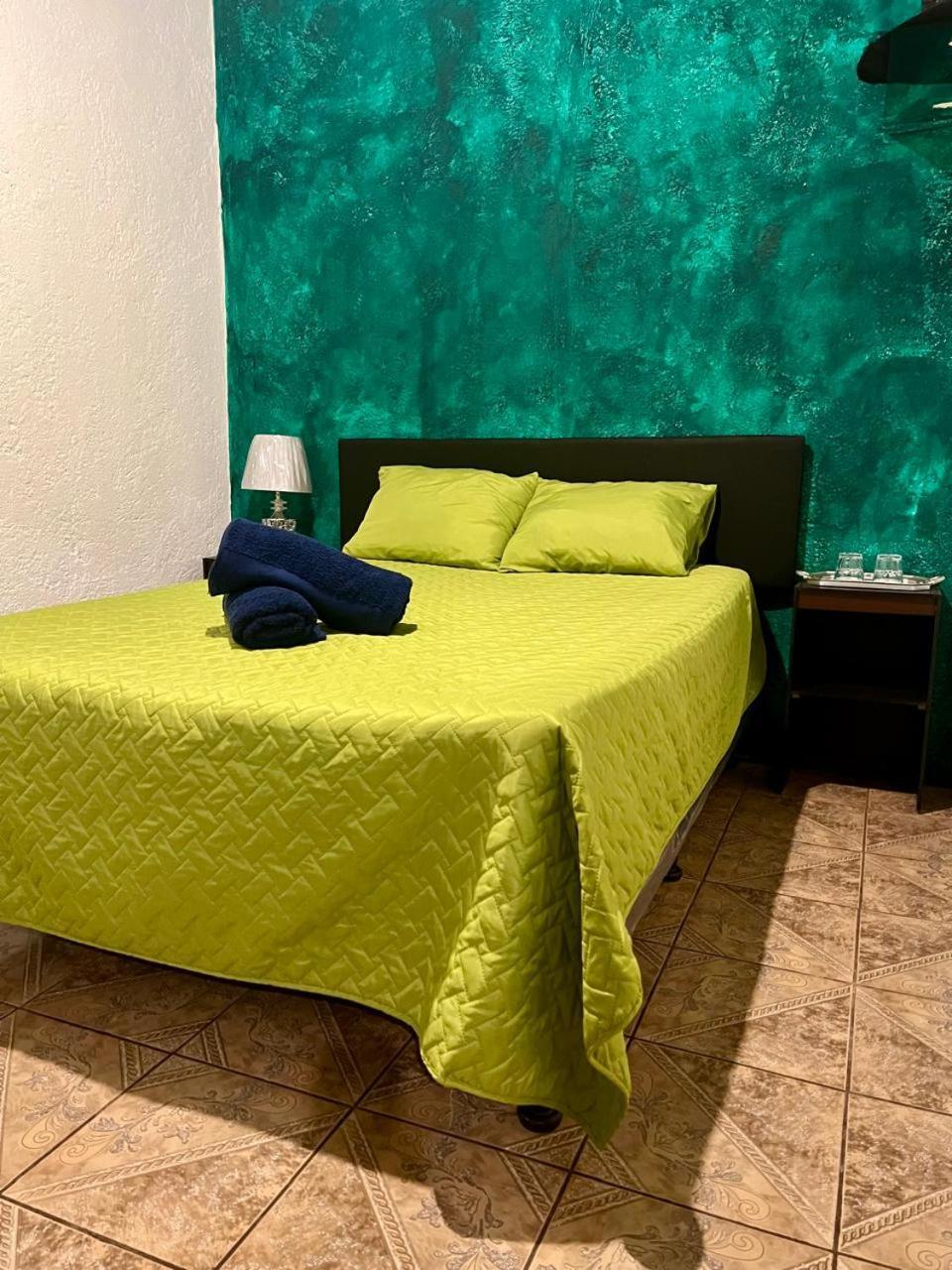 Wonderland Hostel Антигуа-Гватемала Экстерьер фото