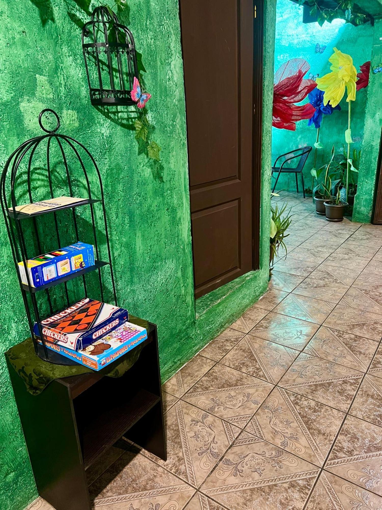 Wonderland Hostel Антигуа-Гватемала Экстерьер фото